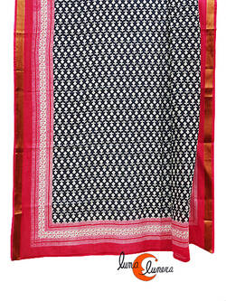 Pareo-fular de algodón con borde dorado, fucsia y azul marino.