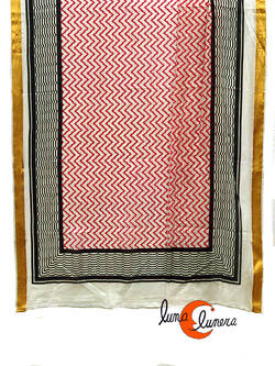 Pareo-fular de algodón con borde dorado, zig-zag fucsia.
