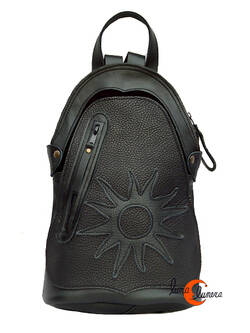 Mochila de cuero del taller Arco Iris. Mochila pequeña negra con estrella.