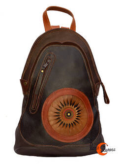 Mochila de cuero del taller Arco Iris. Mochila grande marrón con sol redondo.