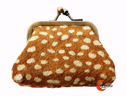 Monedero de piel pequeño con boquilla de clip, print lunares.