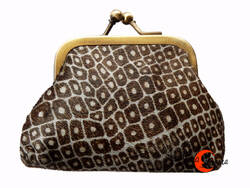 Monedero de piel pequeño con boquilla de clip, print marrón con gris.