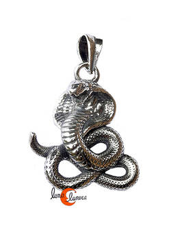 Colgante de plata. Colgante grande con forma de serpiente cobra.