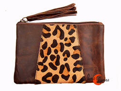 Monedero de piel print grande, marrón y ocre.