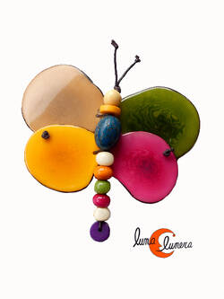 Broche de semillas de tagua. Mariposa multicolor.