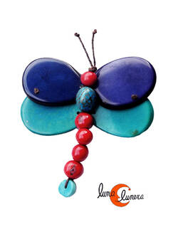 Broche de semillas de tagua. Mariposa azul.