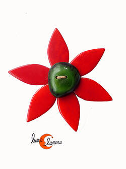 Broche de semillas de tagua. Flor estrella roja.