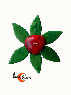 Broche de semillas de tagua. Flor estrella verde.