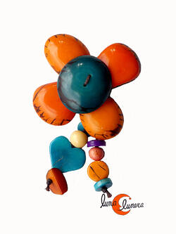 Broche de semillas de tagua. Flor con colgantes naranja.