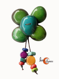 Broche de semillas de tagua. Flor con colgantes verde.