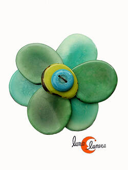 Broche de semillas de tagua. Flor grande verde agua.
