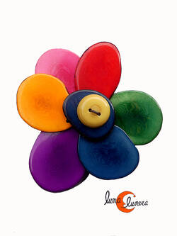 Broche de semillas de tagua. Flor grande multicolor.