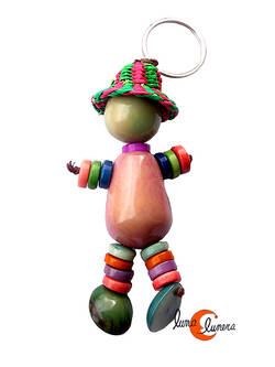 Llavero de semillas de tagua. Muñeco con sombrero, rosa.