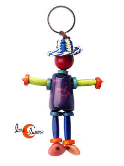 Llavero de semillas de tagua. Muñeco con sombrero, morado.