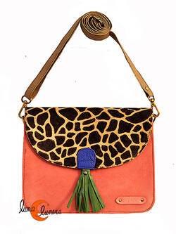 Soruka, bolsos de piel de colores. Bolso grande cuadrado de ante y print, rosa con tirador verde.