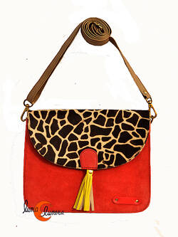 Soruka, bolsos de piel de colores. Bolso grande cuadrado de ante y print, rojo con tirador amarillo.