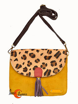 Soruka, bolsos de piel de colores. Bolso grande cuadrado de ante y print, amarillo.