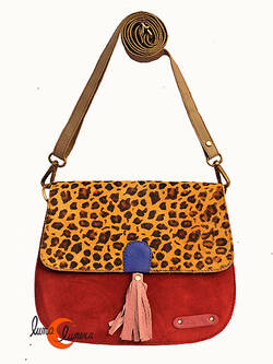 Soruka, bolsos de piel de colores. Bolso grande redondo de ante y print, rojo con tirador azul.