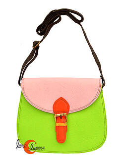Soruka, bolsos de piel de colores. Bolso grande redondo con solapa y hebilla, verde fuerte y rosa.