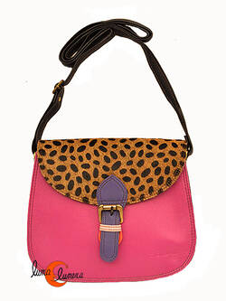 Soruka, bolsos de piel de colores. Bolso grande redondo con solapa y hebilla print fucsia.