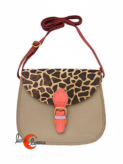 Soruka, bolsos de piel de colores. Bolso grande redondo con solapa y hebilla print gris.