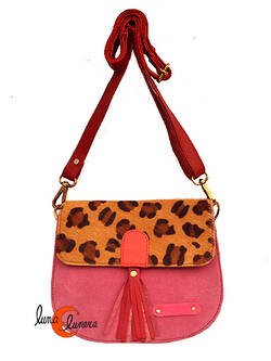 Soruka, bolsos de piel de colores. Bolso pequeño redondo de ante y print, rosa con tirador rojo.