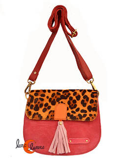Soruka, bolsos de piel de colores. Bolso pequeño redondo de ante y print, rosa con tirador rosa.