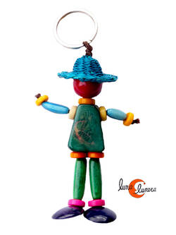 Llavero de semillas de tagua. Muñeco con sombrero, verde.