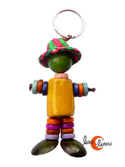 Llavero de semillas de tagua. Muñeco con sombrero, amarillo.
