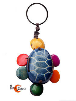 Llavero de semillas de tagua. Tortuga azul.