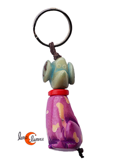 Llavero de semillas de tagua. Perro lila y azul.