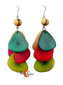Pendientes de semillas de tagua. Racimo largo verdes rojo con blanca.