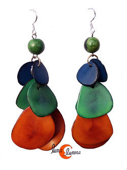 Pendientes de semillas de tagua. Racimo largo marron verde azul con bola verde.