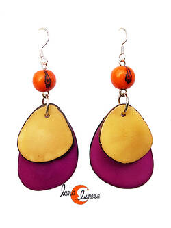 Pendientes de semillas de tagua. Dos piezas morado marfil con bola naranja.