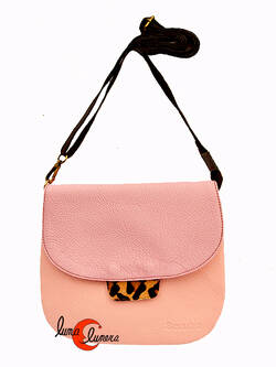 Soruka, bolsos de piel de colores. Bolso grande redondo plano con solapa, rosa pálido.