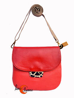 Soruka, bolsos de piel de colores. Bolso grande redondo plano con solapa, dos rojos.