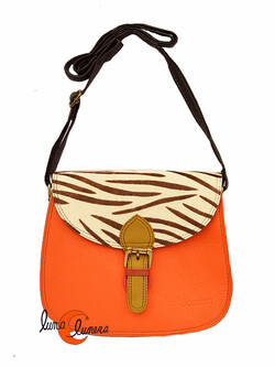 Soruka, bolsos de piel de colores. Bolso grande redondo con solapa y hebilla print naranja.