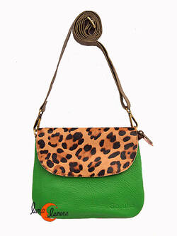 Soruka, bolsos de piel de colores. Bolso pequeño plano con solapa, verde y print.