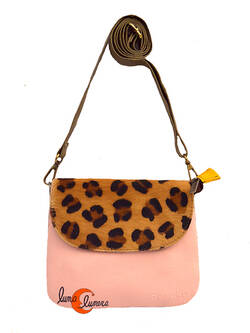 Soruka, bolsos de piel de colores. Bolso pequeño plano con solapa, rosado y print.