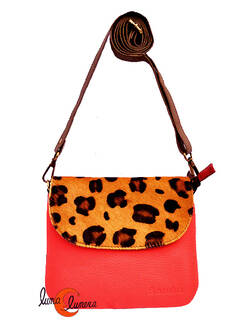 Soruka, bolsos de piel de colores. Bolso pequeño plano con solapa, coral y print.