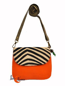Soruka, bolsos de piel de colores. Bolso pequeño plano con solapa, naranja y print.
