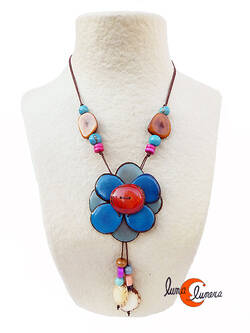 Collar de semillas de tagua. Flor grande azul.