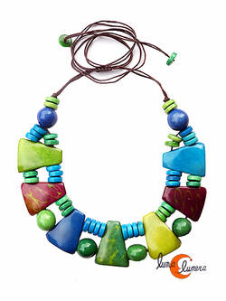 Collar de semillas de tagua. Gargantilla de colores verdes y azules.