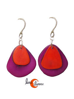 Pendientes de semillas de tagua. Dos piezas magenta rojo.