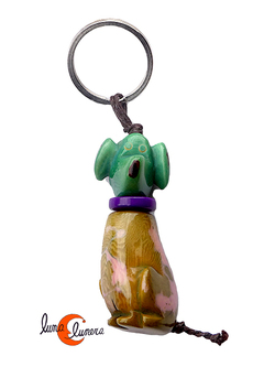 Llavero de semillas de tagua. Perro verde.