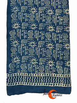 Pañuelo de algodón tipo fular. Azul con soles.