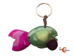 llavero de semillas de tagua. Pez con cola magenta.