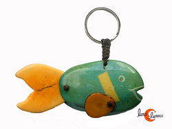 llavero de semillas de tagua. Pez con cola amarilla.