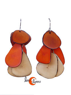 Pendientes de semillas de tagua. Racimo pequeño, marfil, naranjo y marrón.