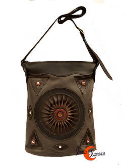 Bolso de piel del taller artesanal Arco Iris. Bolso largo con base gris.